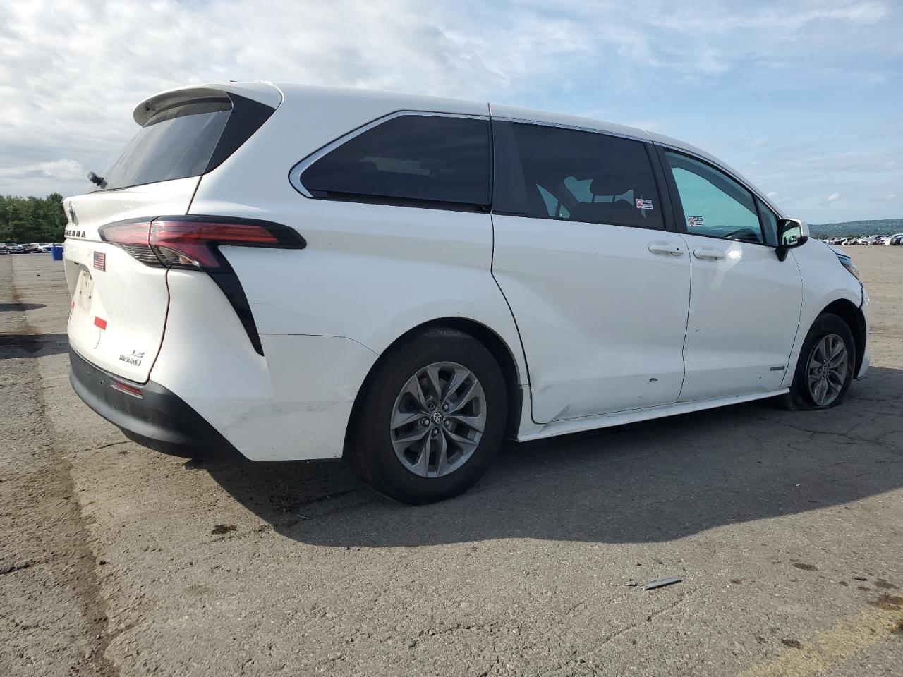 2021 Toyota Sienna Le - Image 3