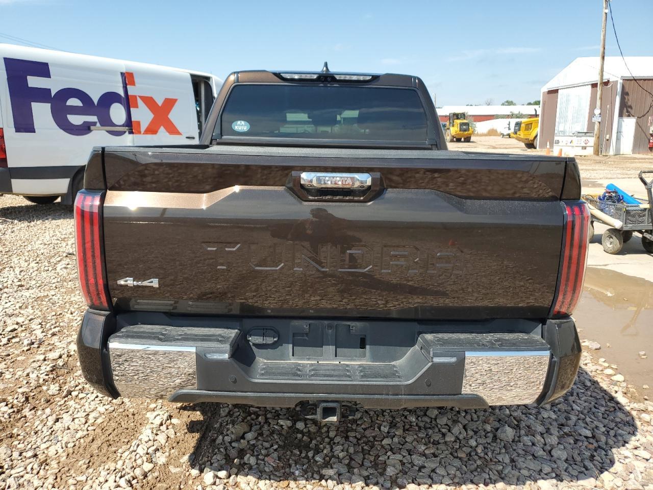 2024 Toyota Tundra Crewmax Platinum - Image 6