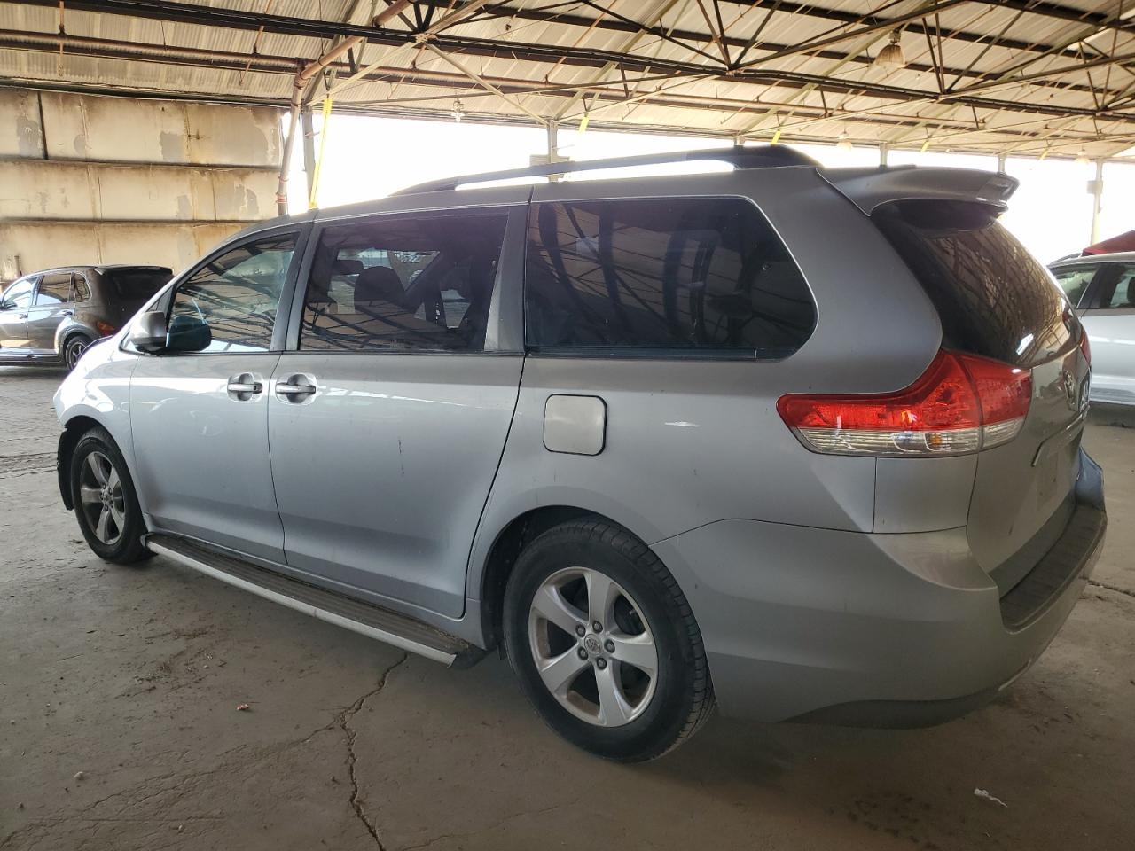 2012 Toyota Sienna Le - Фото 2