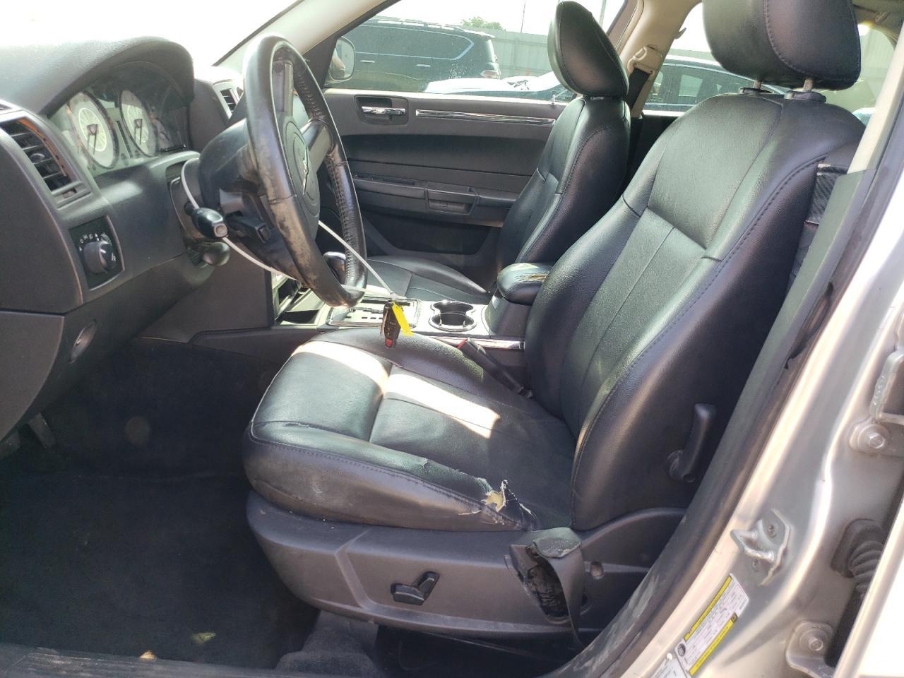 2010 Chrysler 300 Touring - Image 7