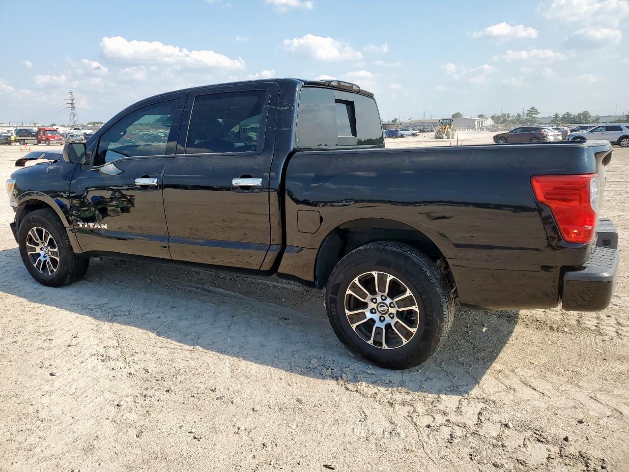 2021 Nissan Titan S - Фото 2