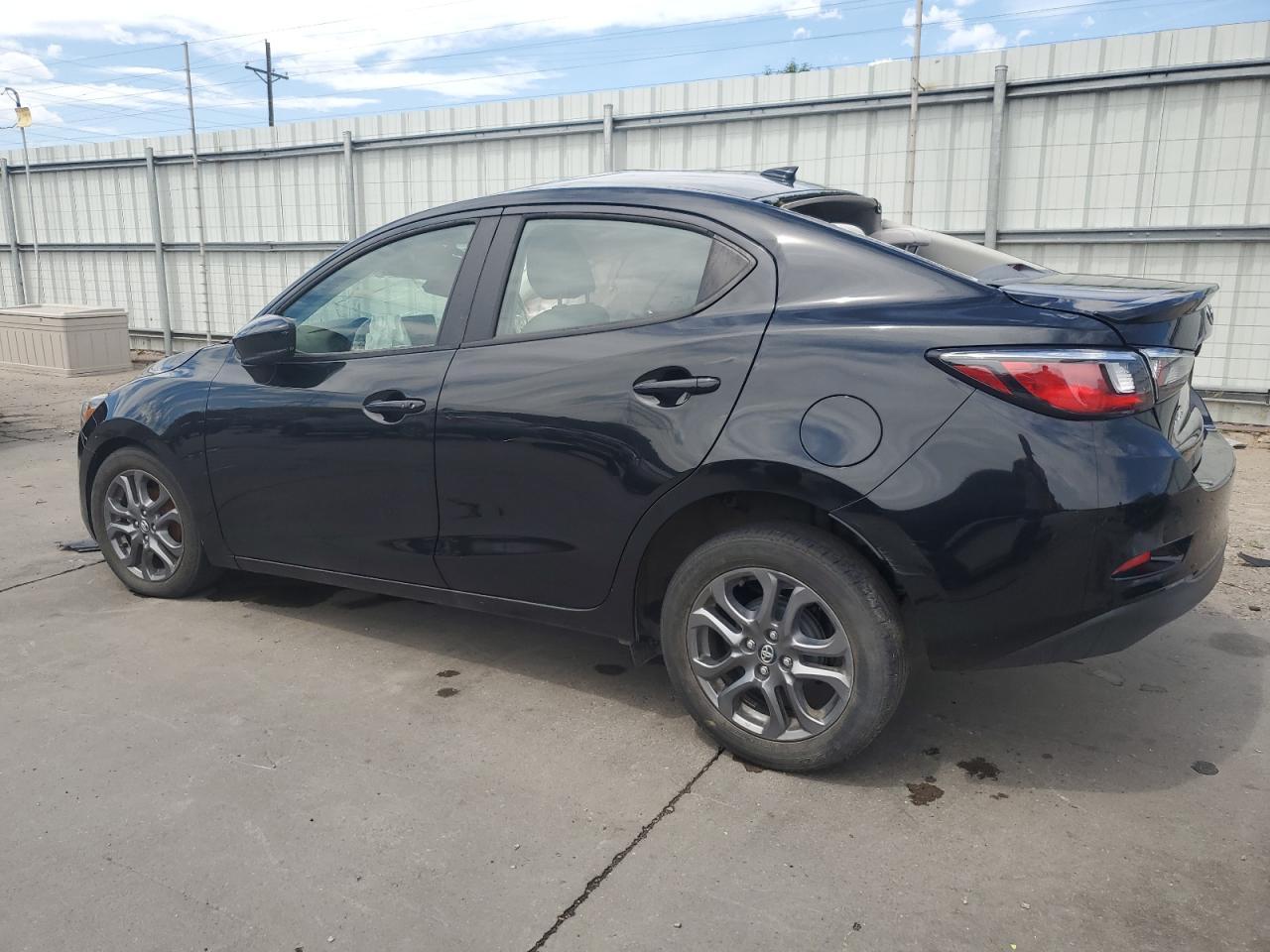 2019 Toyota Yaris L - Фото 2