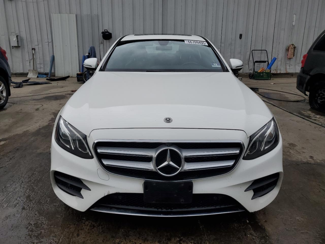 2019 Mercedes-Benz E 300 4Matic - Фото 5