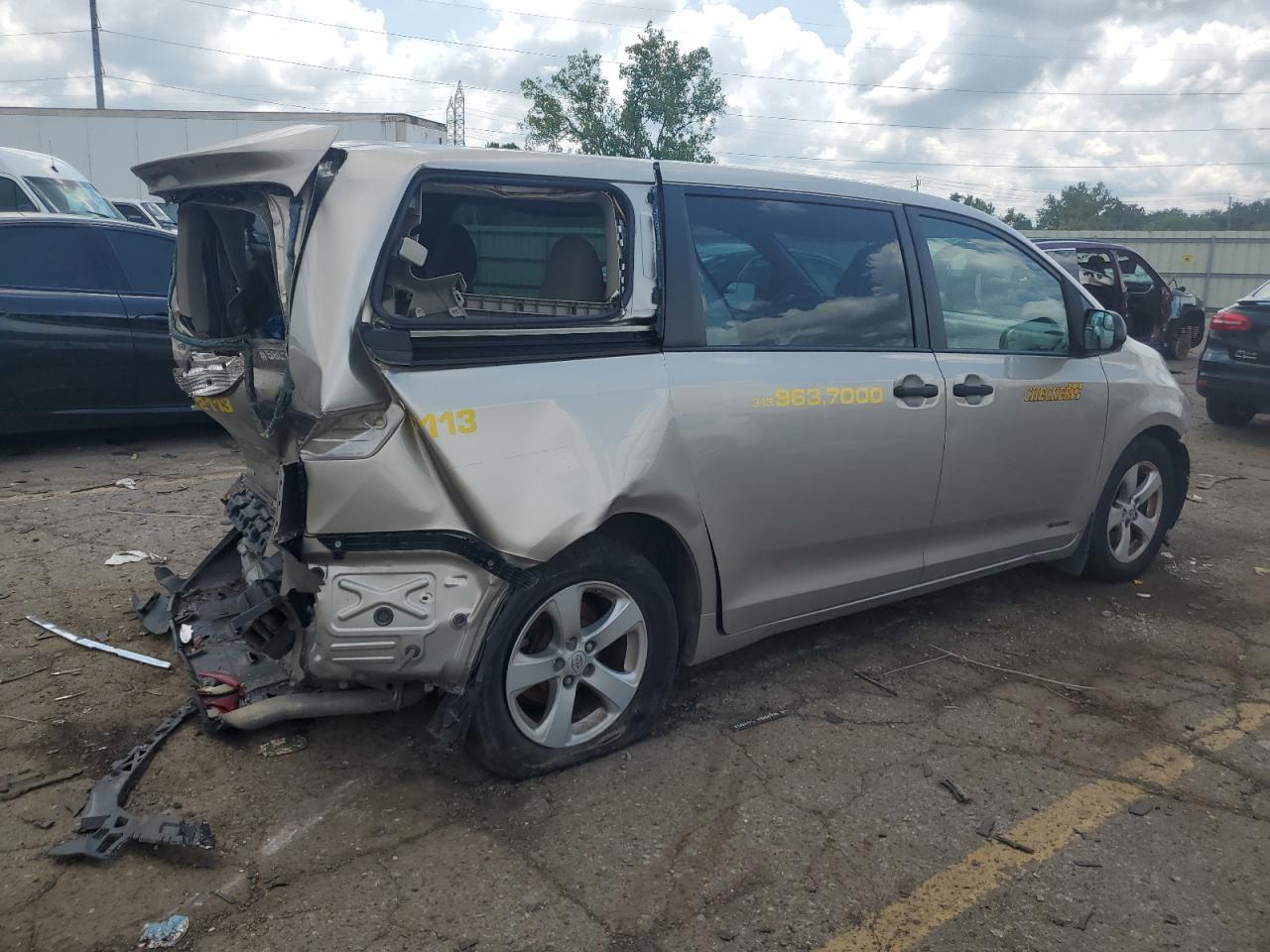 2017 Toyota Sienna - Фото 3