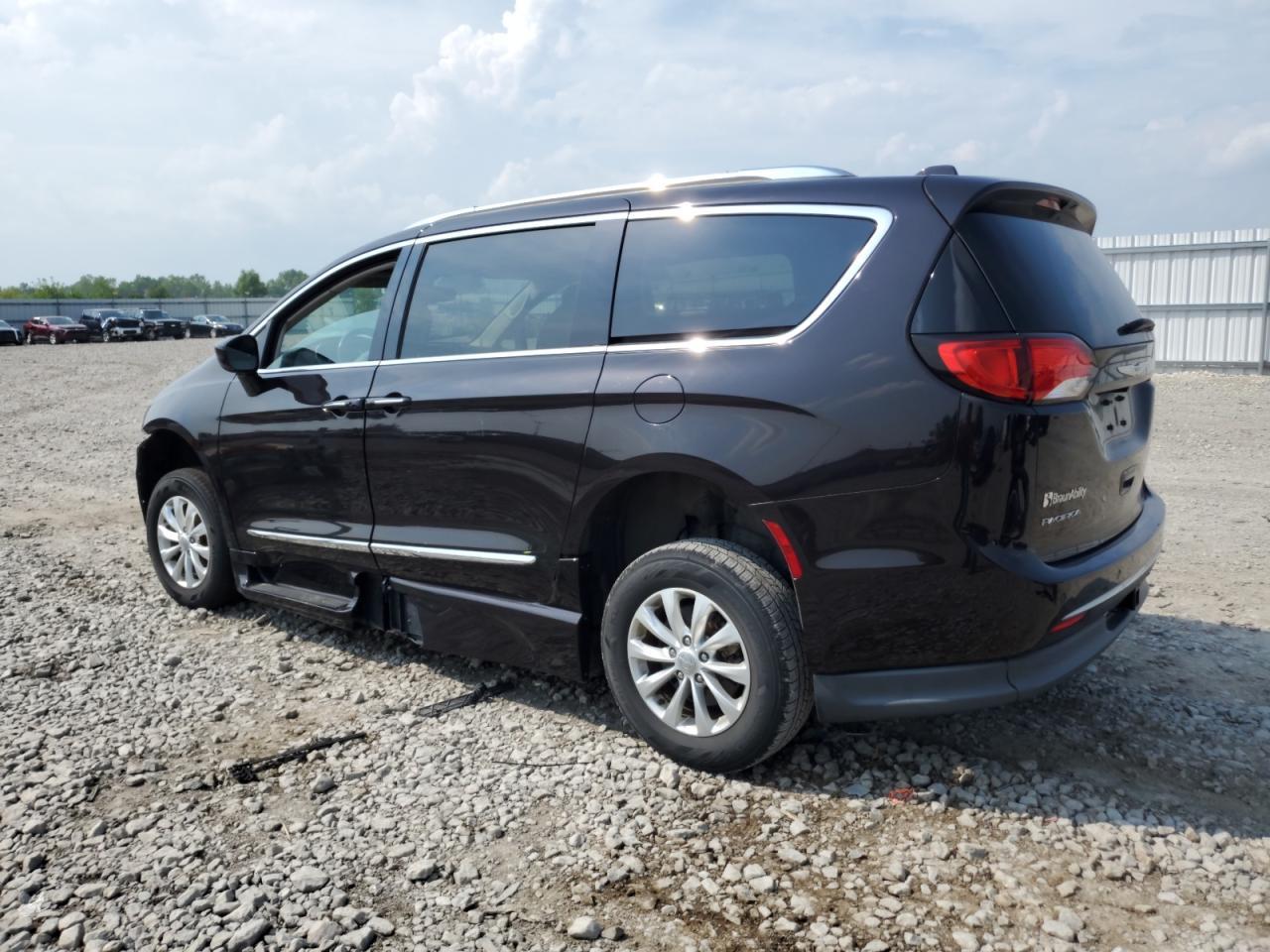 2019 Chrysler Pacifica Touring L - Фото 2