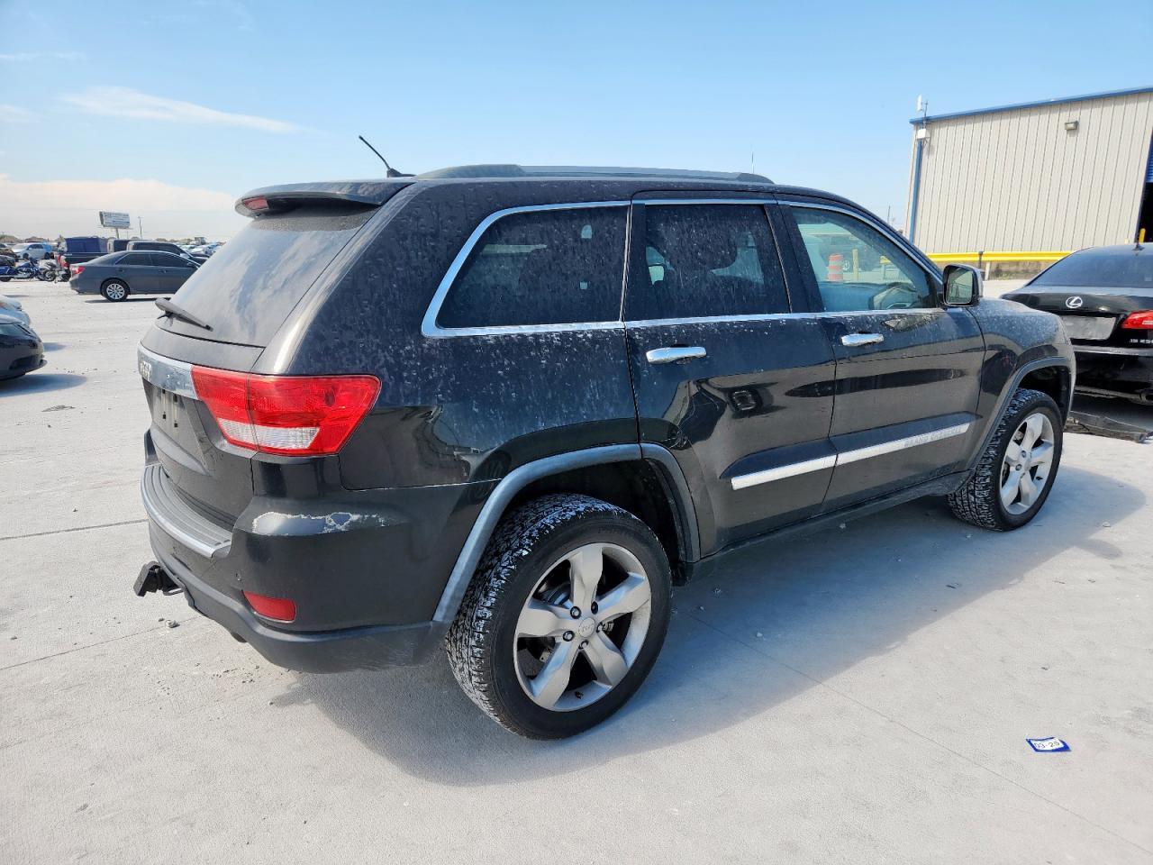 2013 Jeep Grand Cherokee Overland - Image 3
