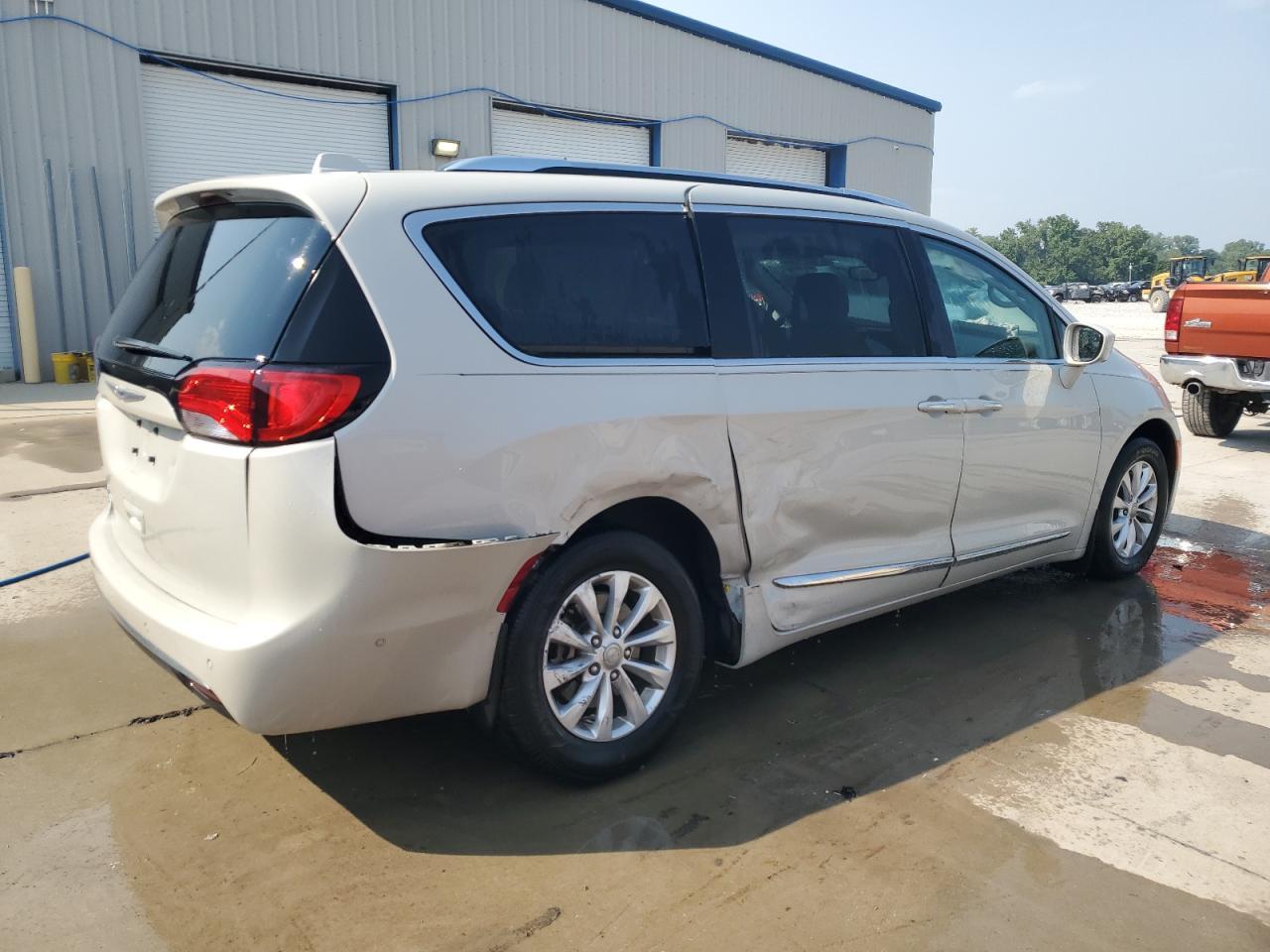 2019 Chrysler Pacifica Touring L - Image 3