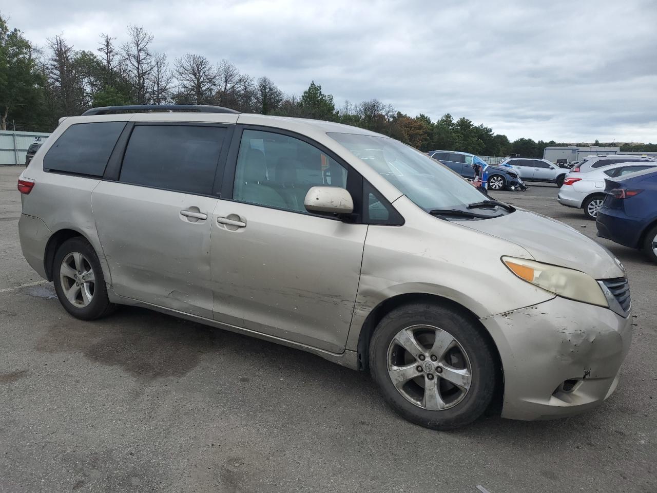 2015 Toyota Sienna Le - Image 4
