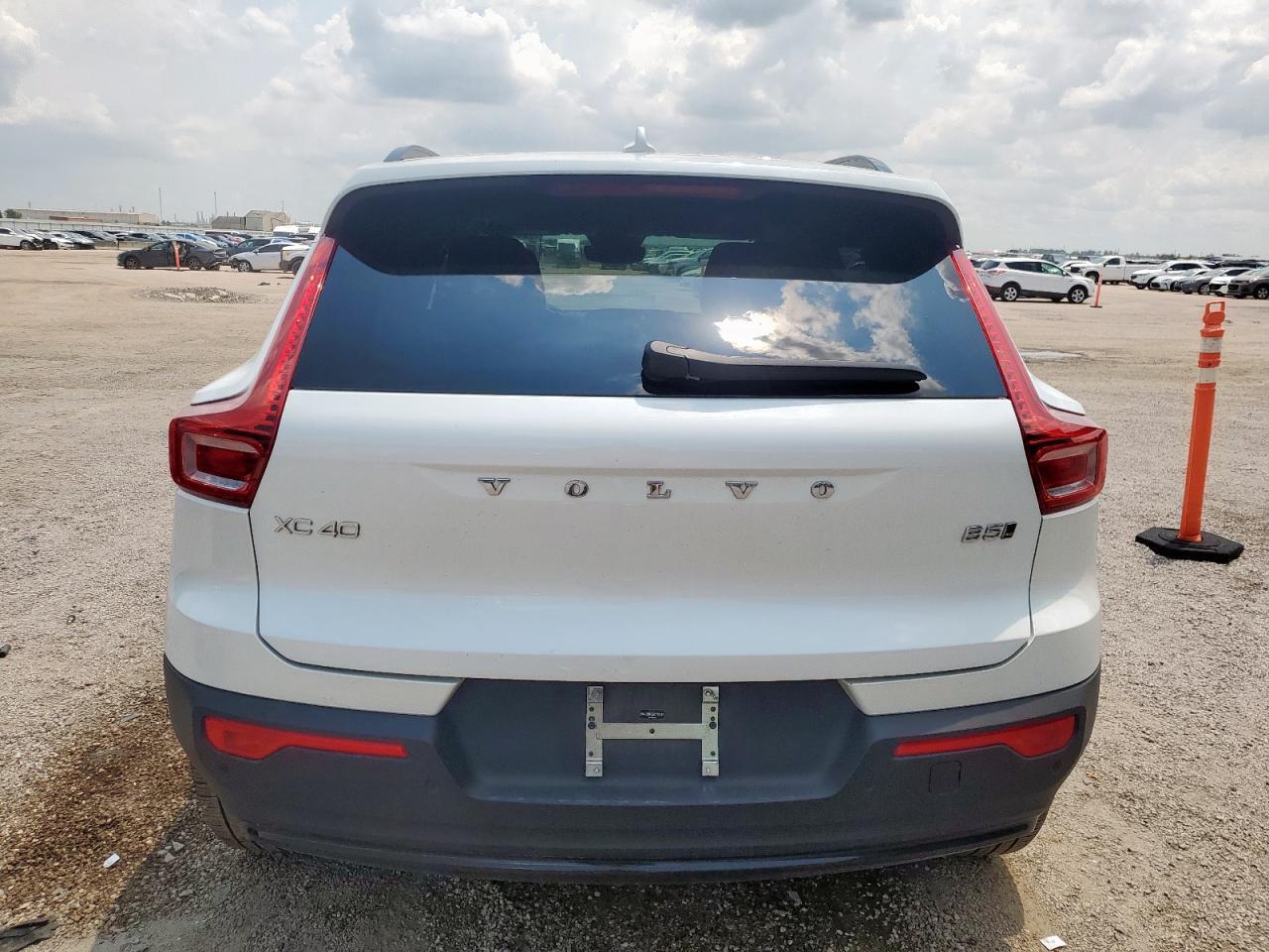 2025 Volvo Xc40 Plus - Image 6