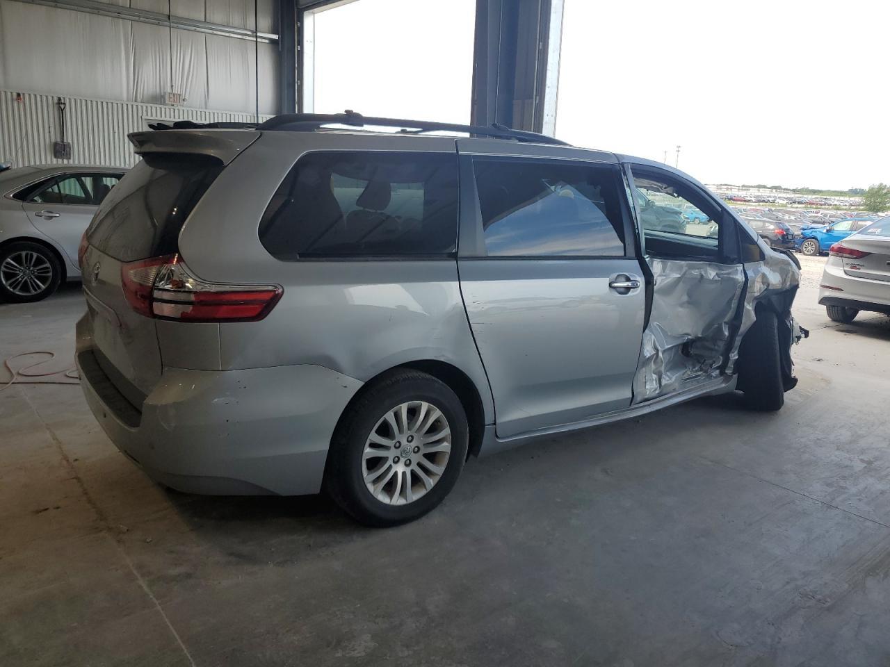 2017 Toyota Sienna Xle - Фото 3