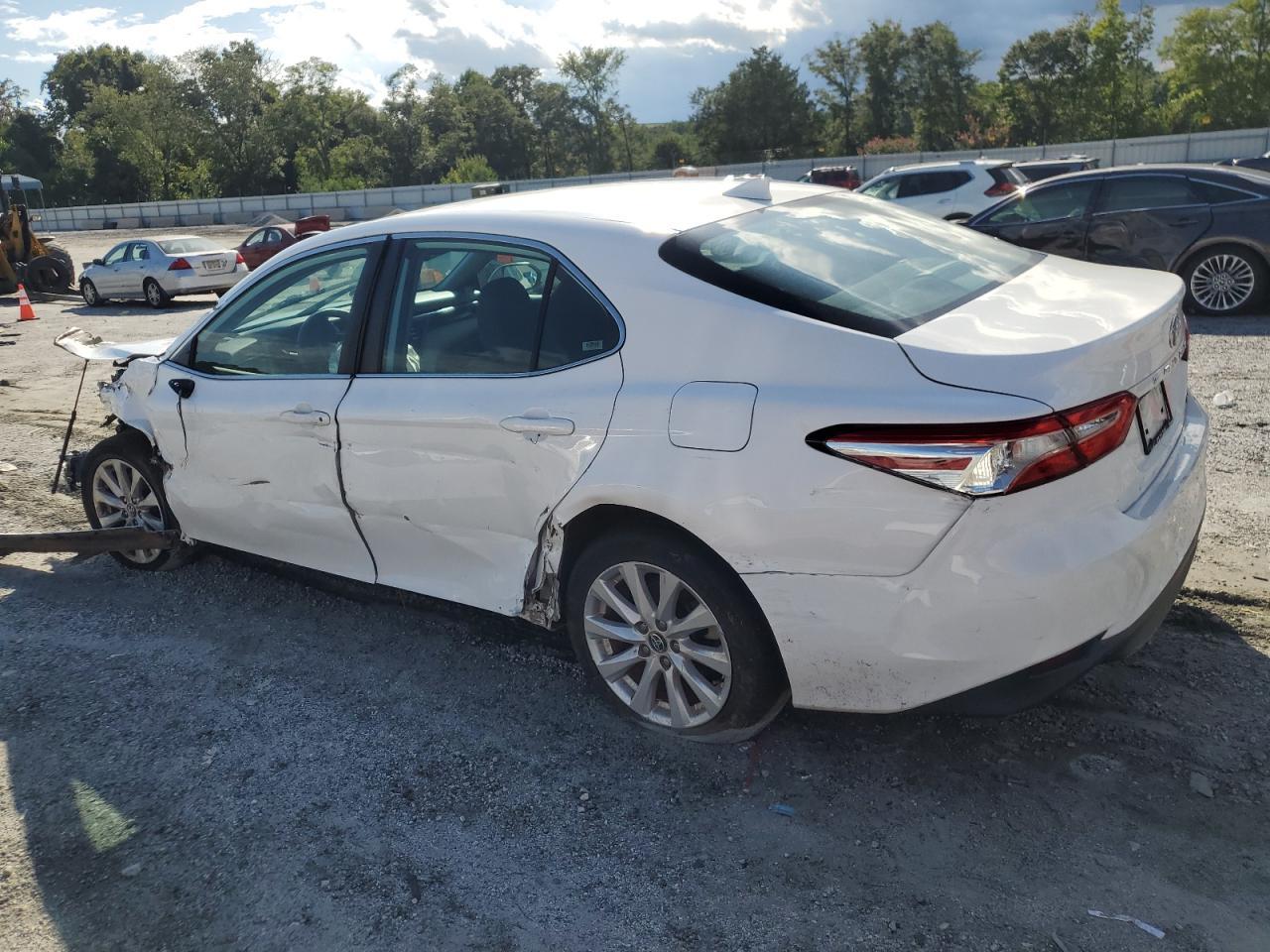 2020 Toyota Camry Le - Фото 2