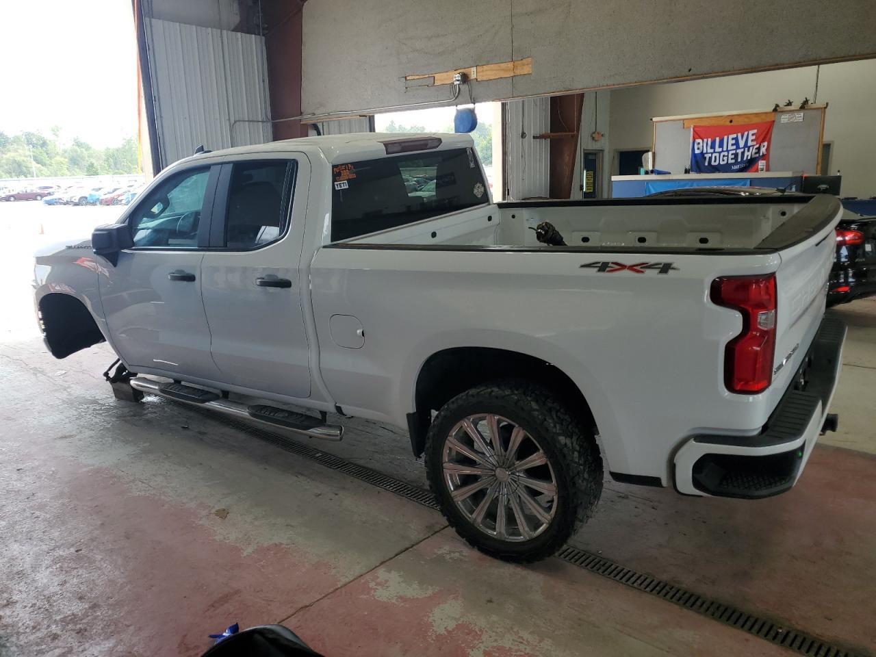 2019 Chevrolet Silverado K1500 Custom - Фото 2