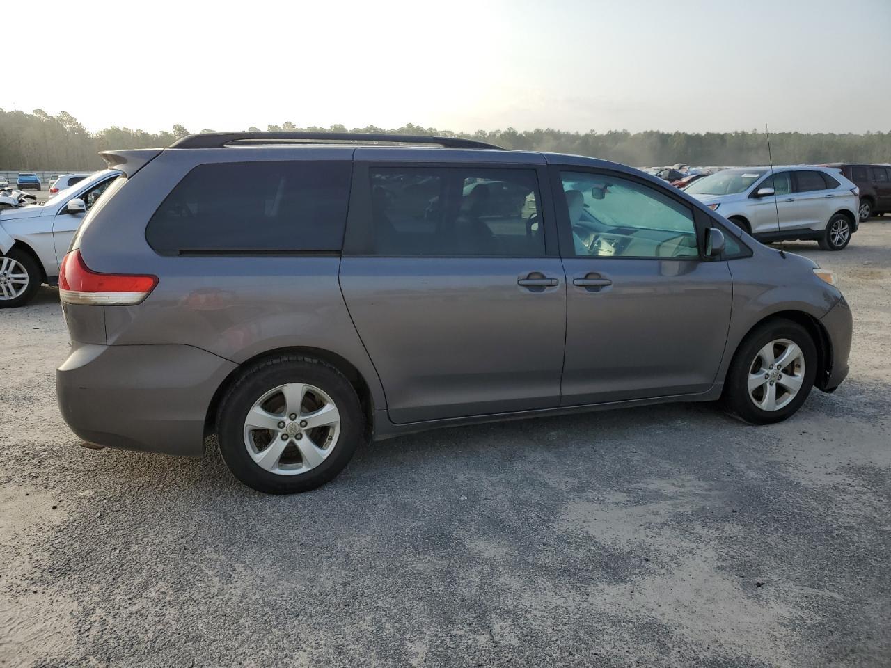 2014 Toyota Sienna Le - Фото 3