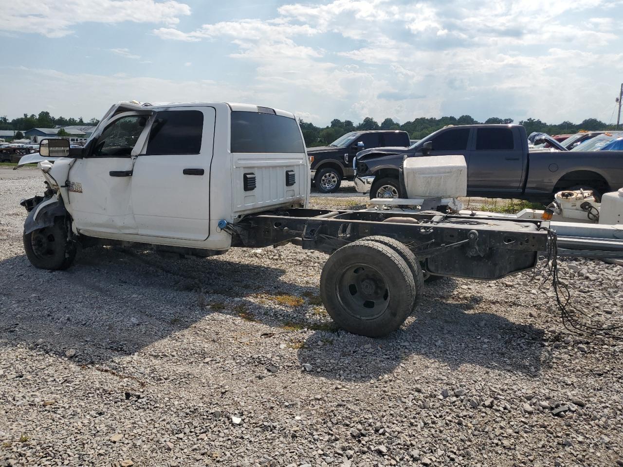 2018 Ram 3500 Cab & Chassis T - Фото 2