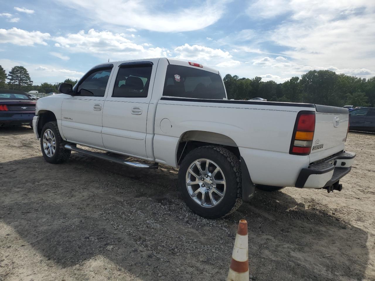 2005 GMC Sierra K1500 Denali - Image 2