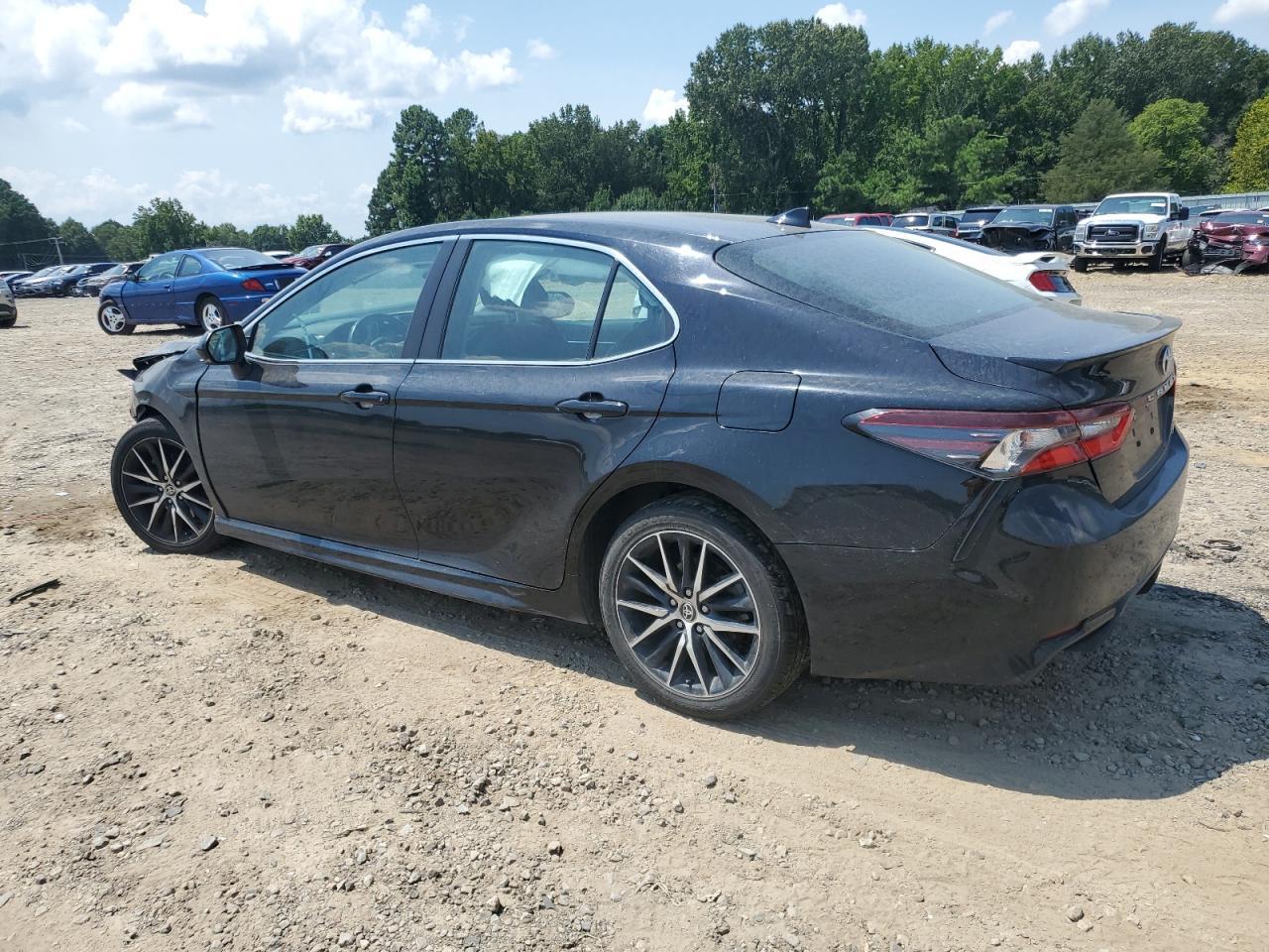 2022 Toyota Camry Se - Фото 2