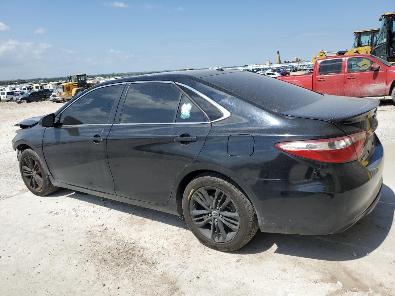 2017 Toyota Camry Le - Фото 2