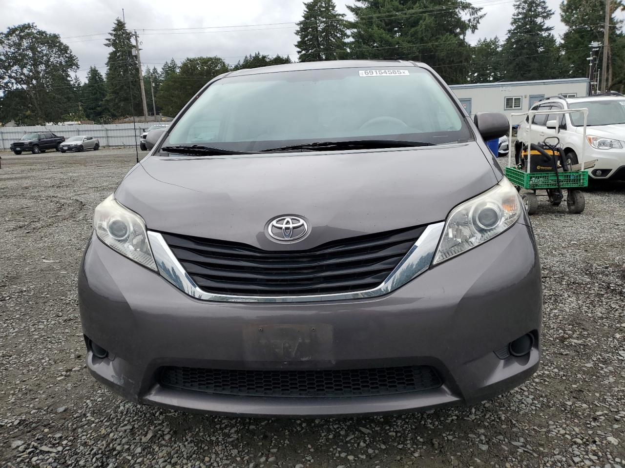 2013 Toyota Sienna Le - Image 5