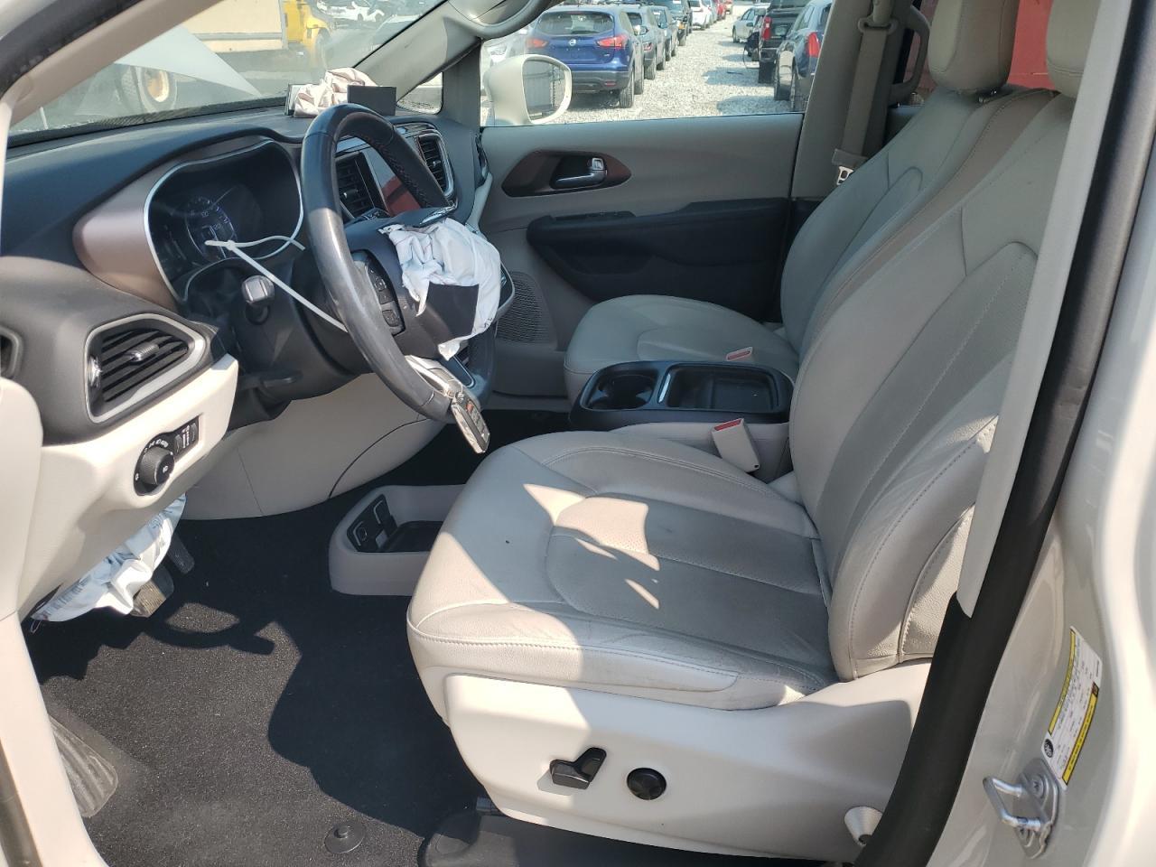 2019 Chrysler Pacifica Touring L - Image 7