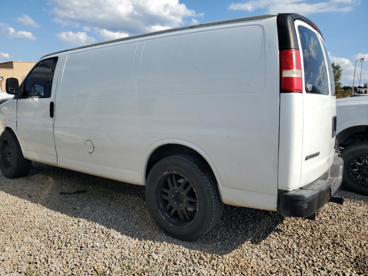2008 Chevrolet Express G1500 - Image 2