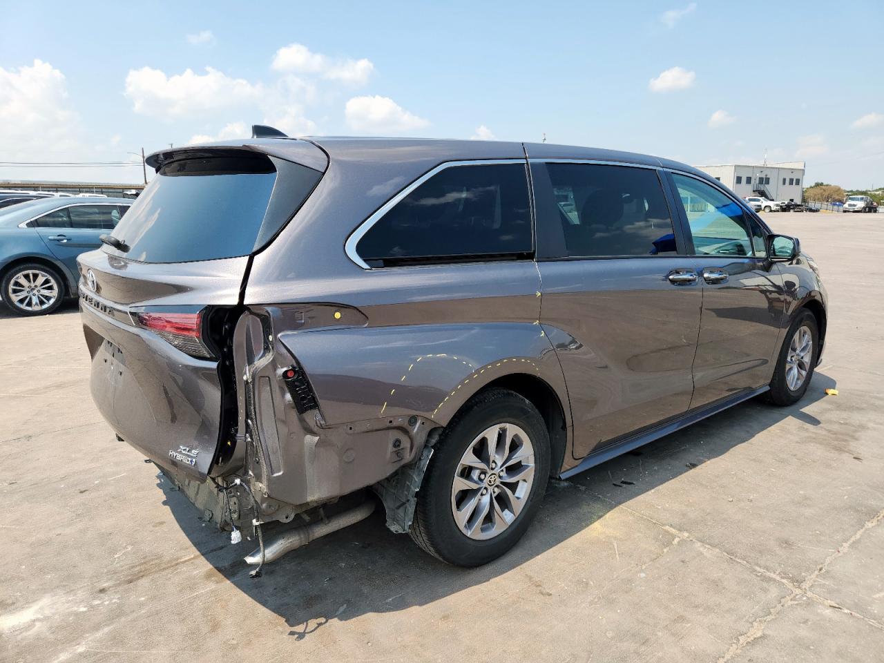 2022 Toyota Sienna Xle - Image 3