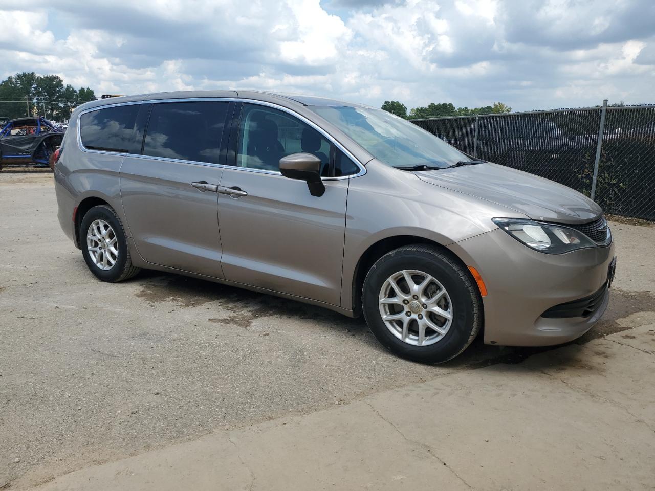 2017 Chrysler Pacifica Touring - Image 4