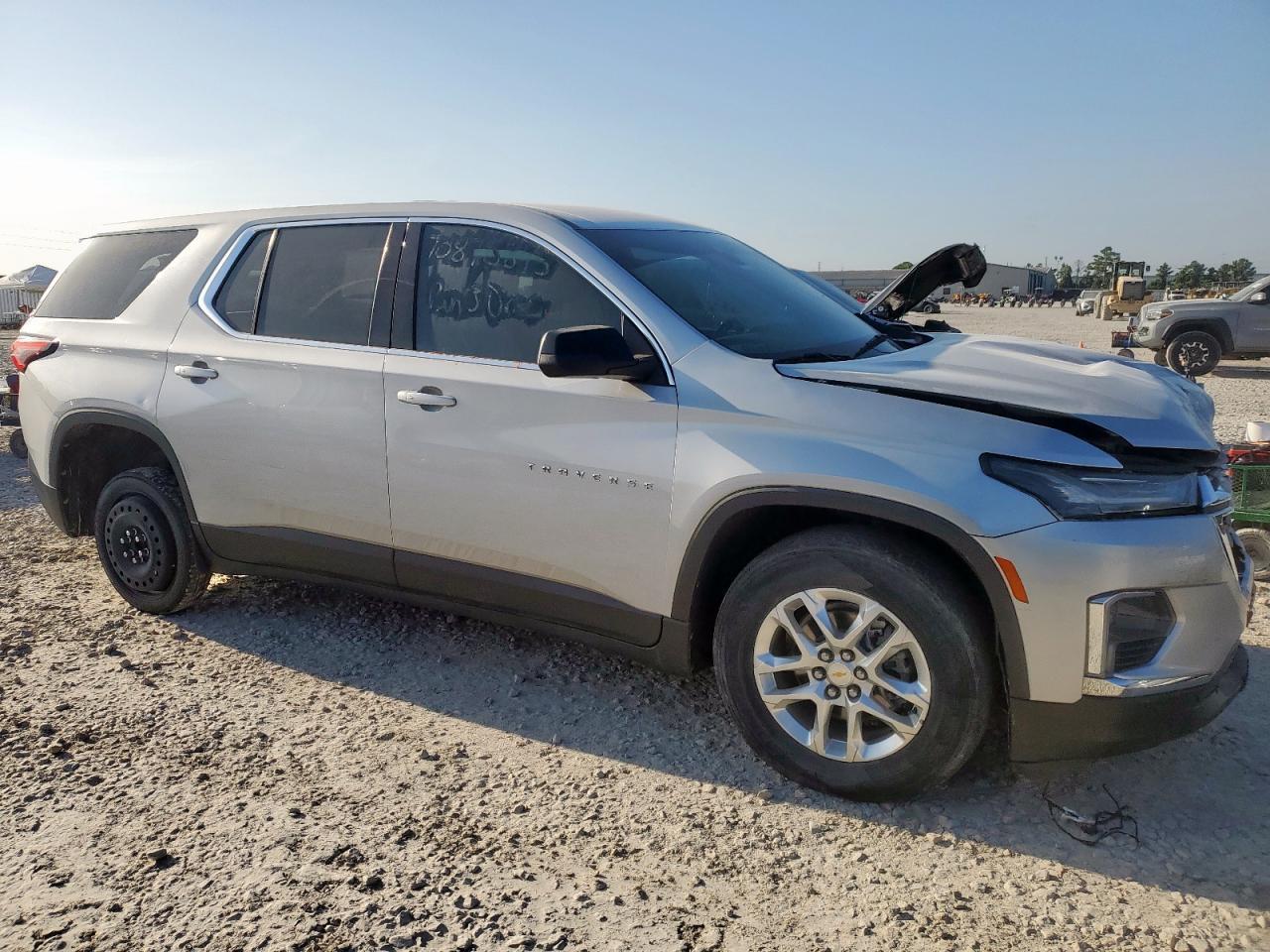 2022 Chevrolet Traverse Ls - Фото 4