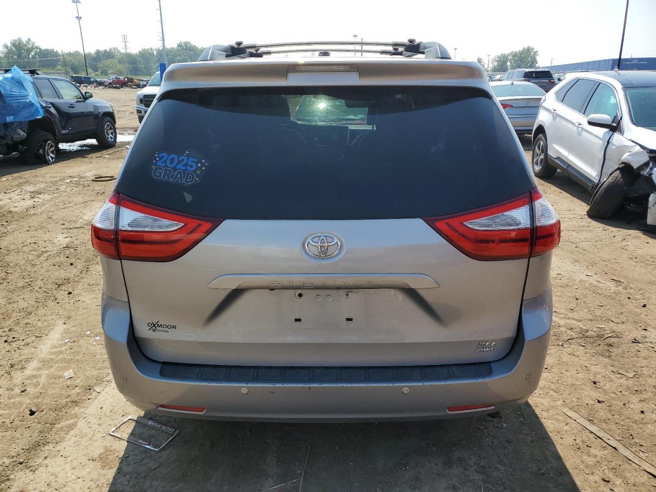 2015 Toyota Sienna Xle - Image 6