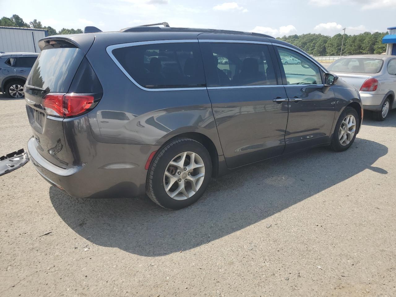 2018 Chrysler Pacifica Touring Plus - Image 3