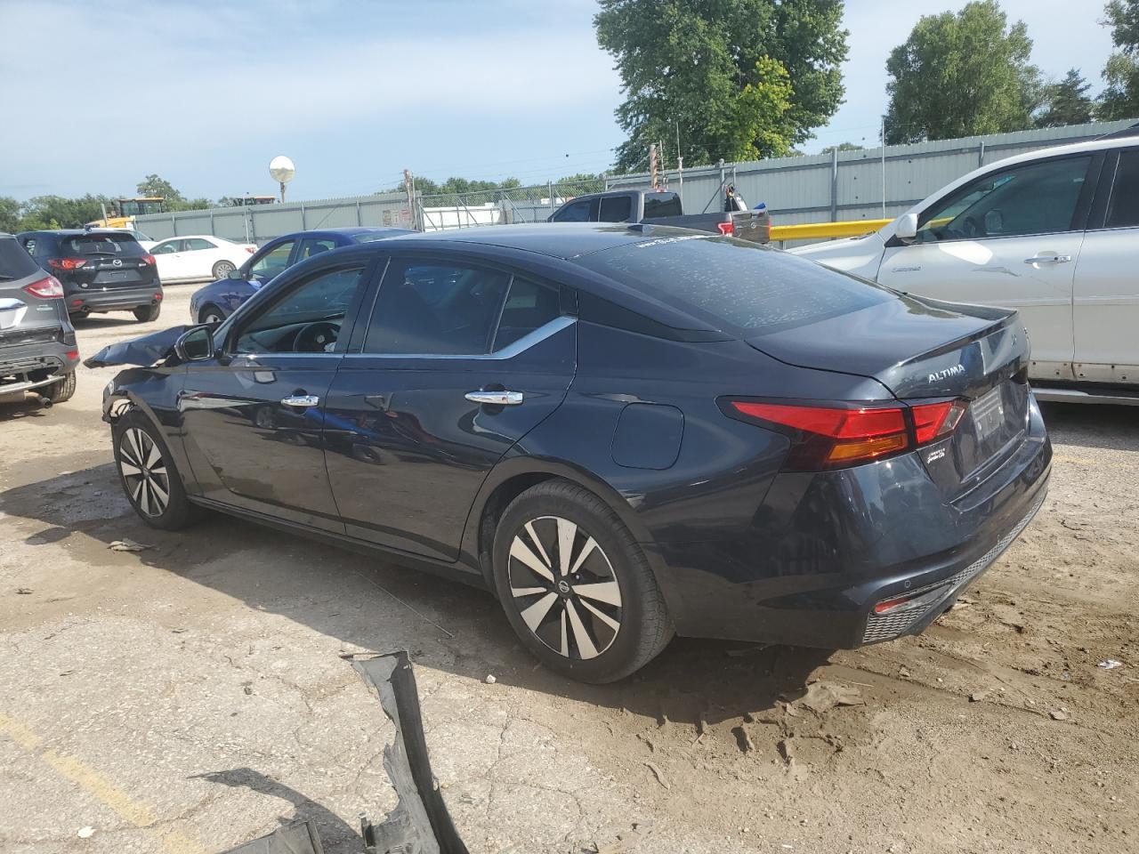 2019 Nissan Altima Sl - Image 2