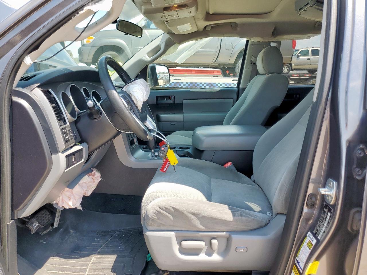2016 Toyota Sequoia Sr5 - Фото 7