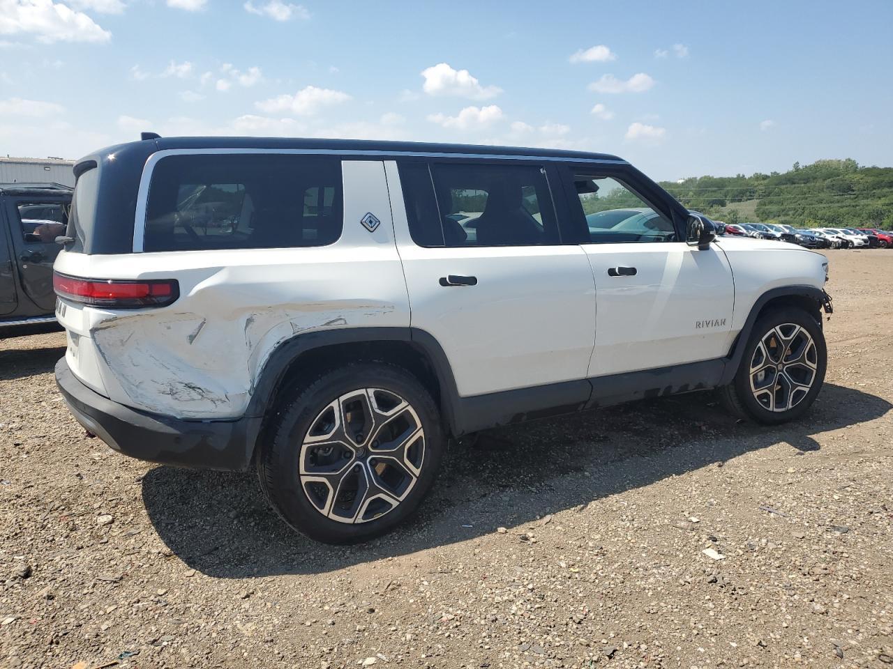 2025 Rivian R1S Adventure - Фото 3