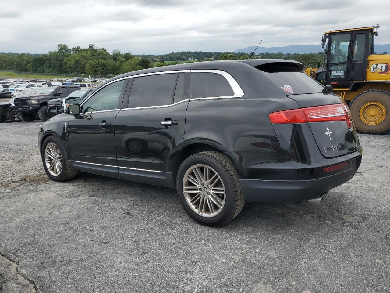 2014 Lincoln Mkt - Image 2
