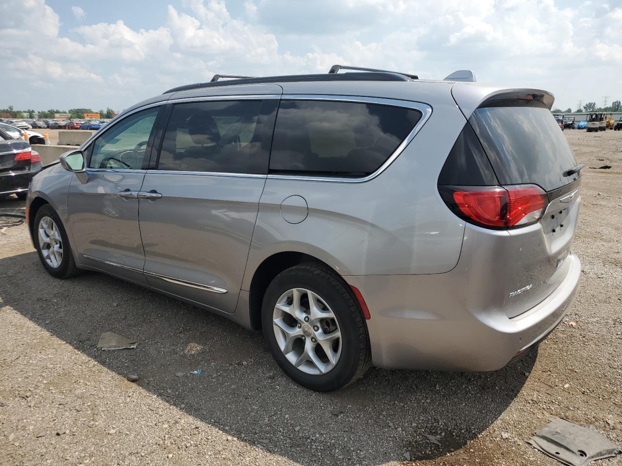 2017 Chrysler Pacifica Touring L - Фото 2