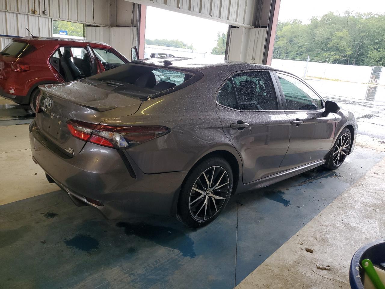 2021 Toyota Camry Se - Фото 3