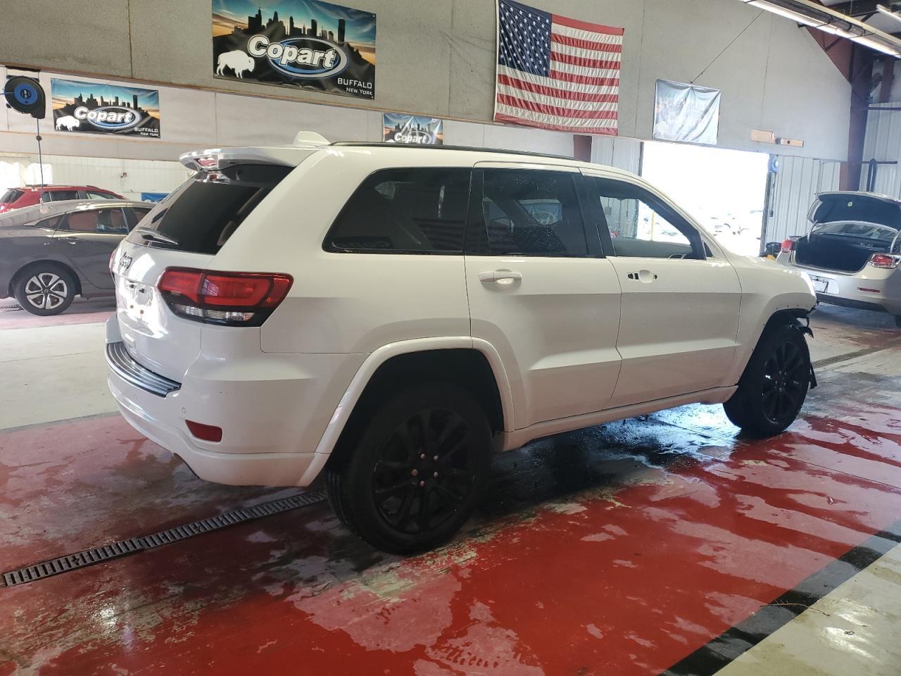 2020 Jeep Grand Cherokee Laredo - Image 3