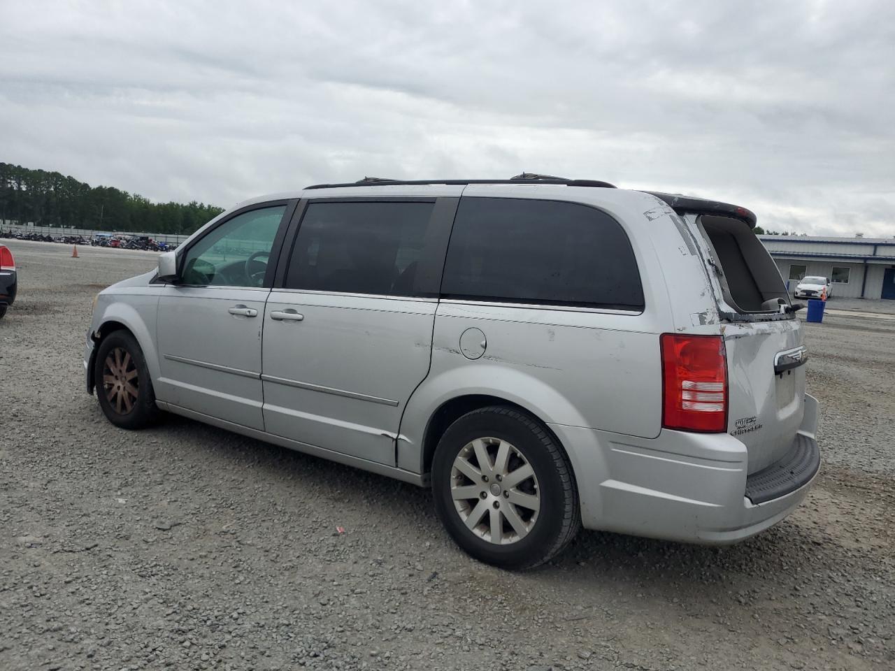 2009 Chrysler Town & Country Touring - Фото 2