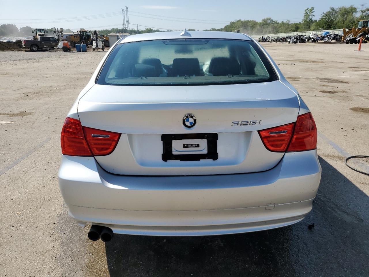 2011 BMW 328 Xi - Image 6