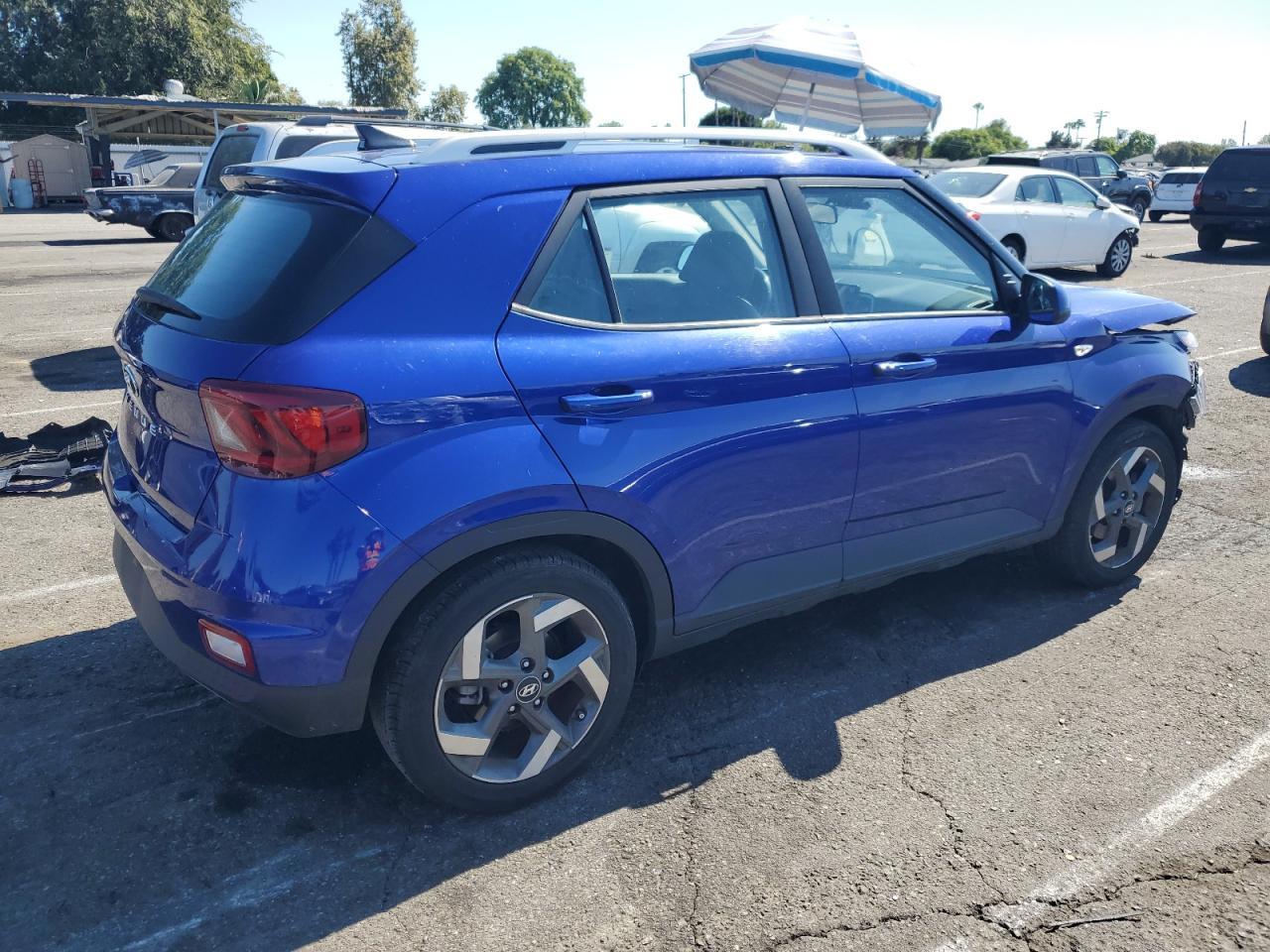 2022 Hyundai Venue Sel - Image 3