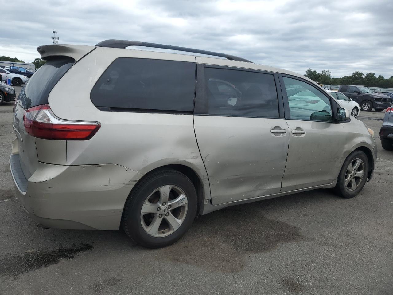 2015 Toyota Sienna Le - Image 3