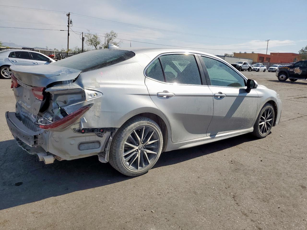 2021 Toyota Camry Se - Фото 3