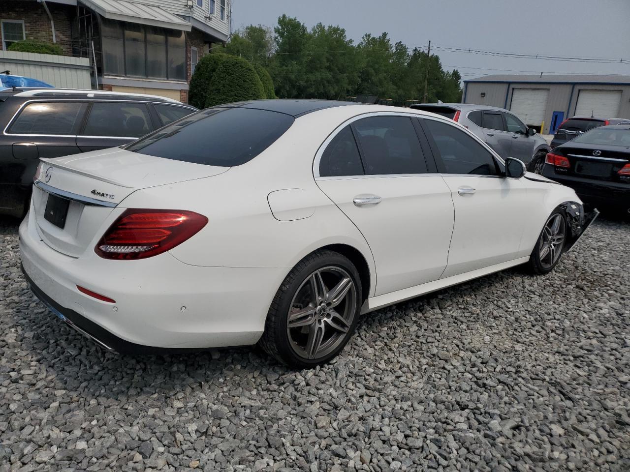 2018 Mercedes-Benz E 300 4Matic - Фото 3