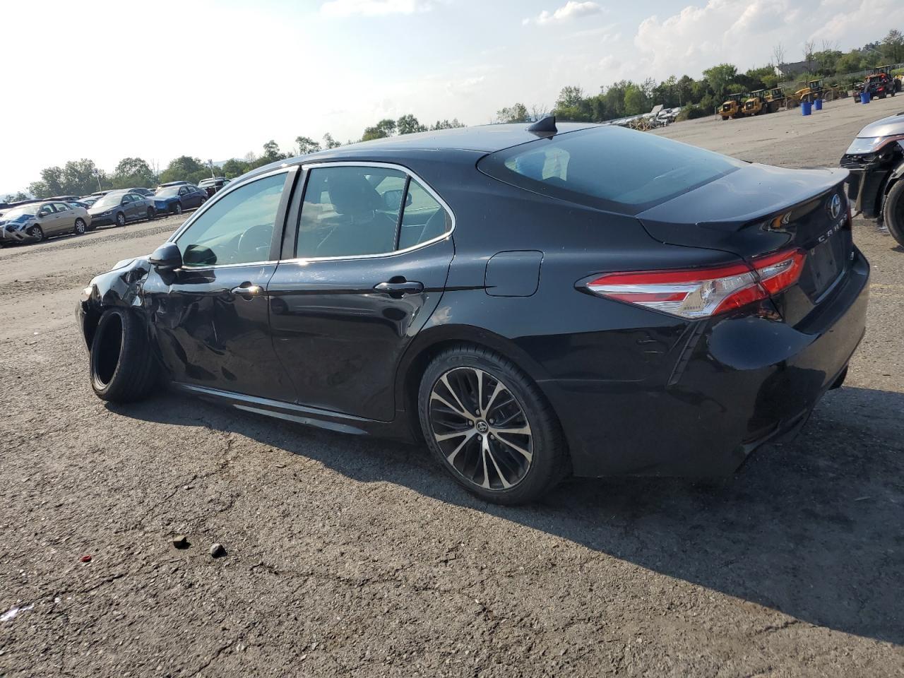 2020 Toyota Camry Se - Фото 2