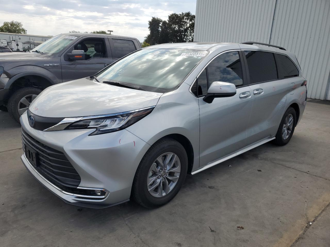 2021 Toyota Sienna Xle