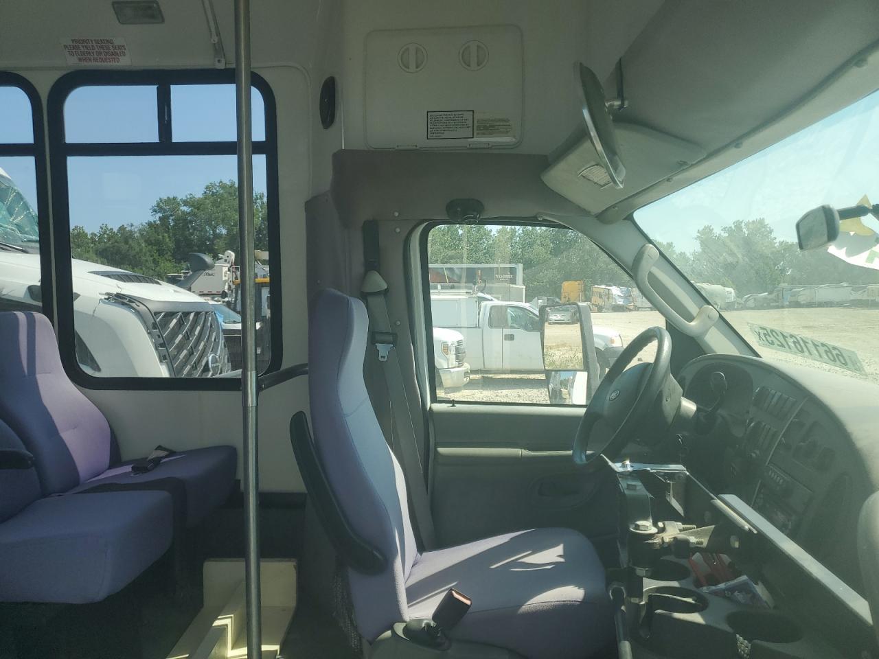 2006 Ford Econoline E350 Super Duty Cutaway Van - Фото 5