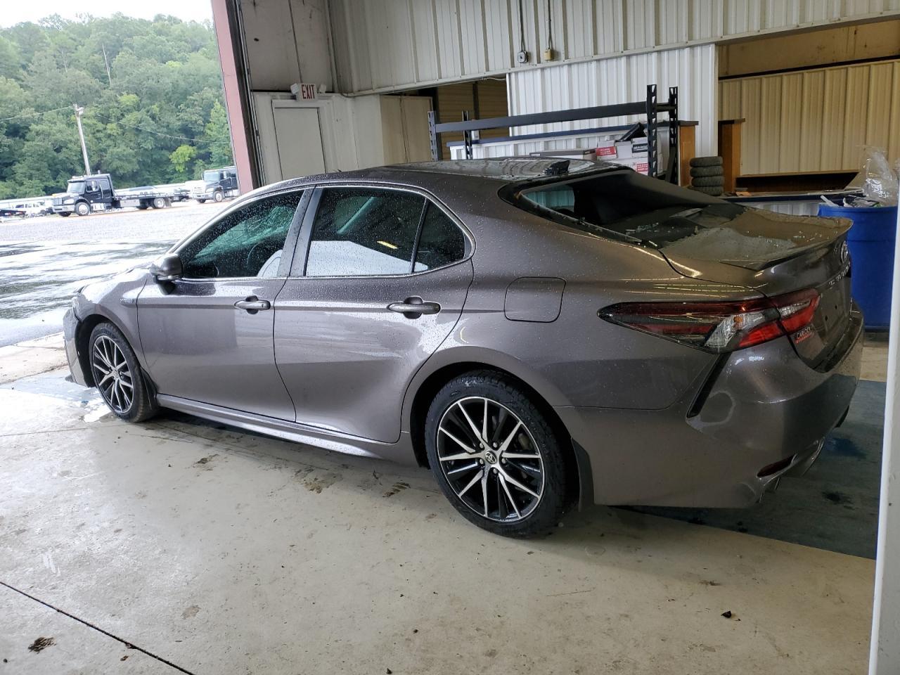 2021 Toyota Camry Se - Фото 2