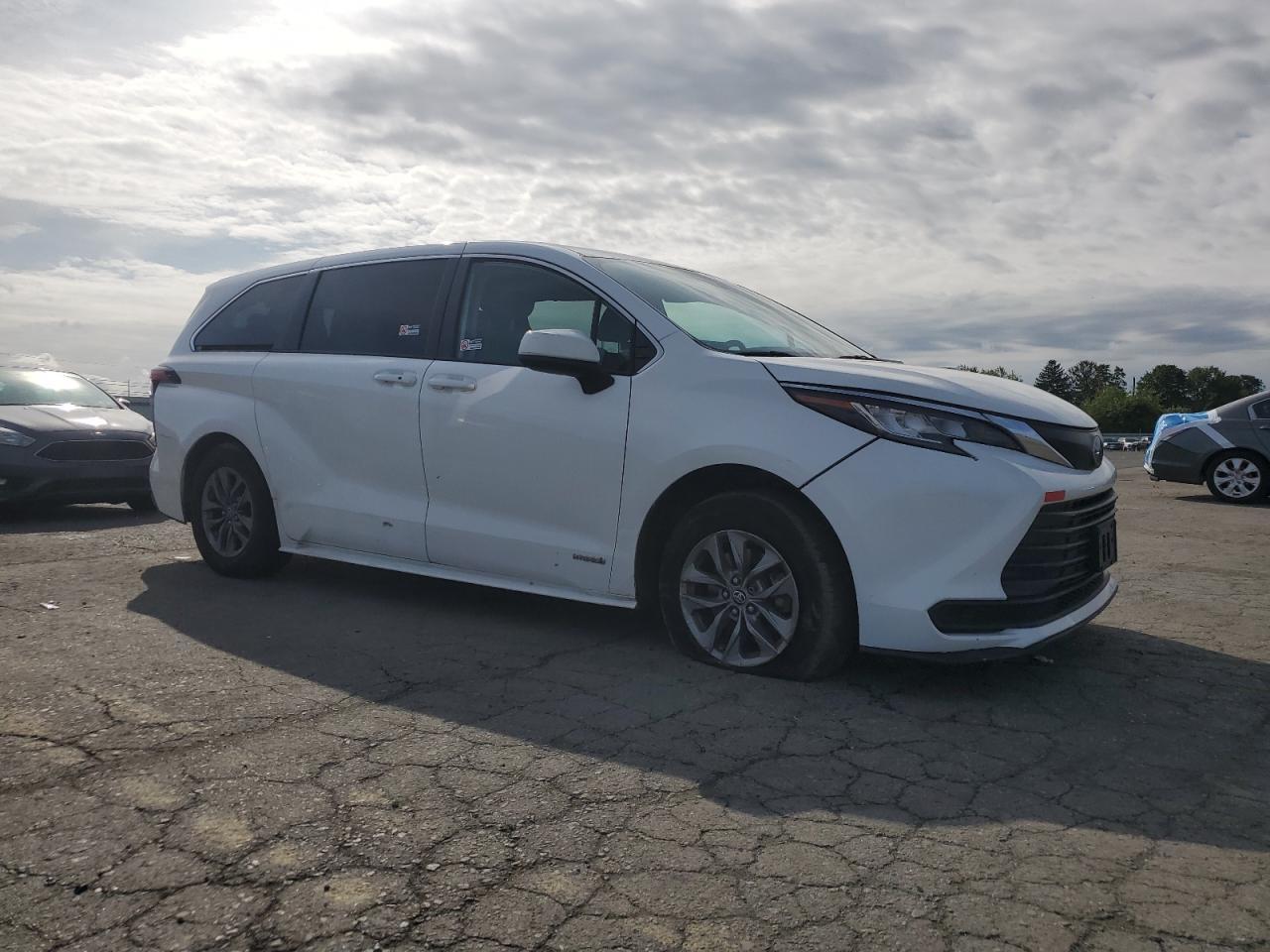 2021 Toyota Sienna Le - Image 4