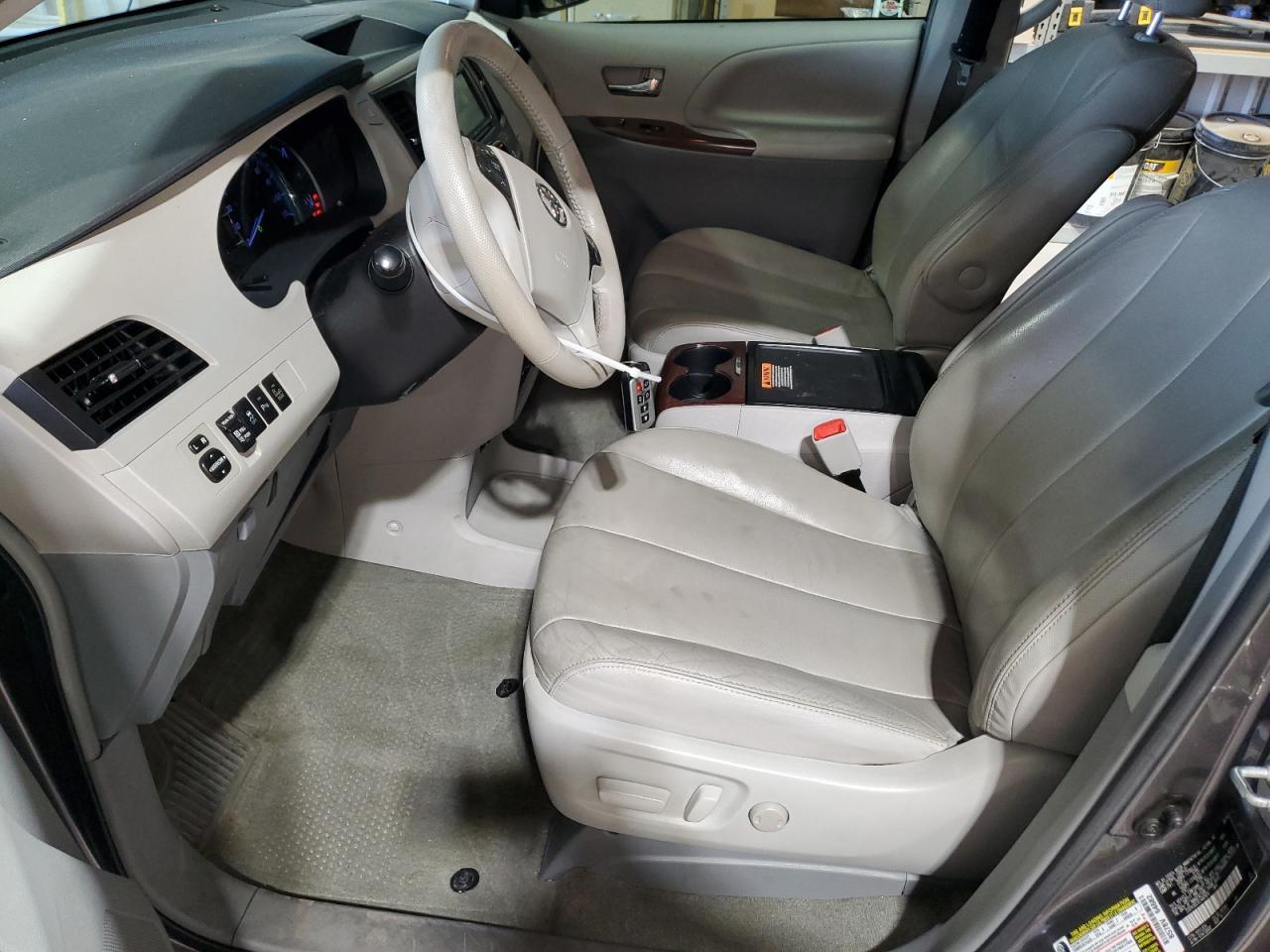 2014 Toyota Sienna Xle - Image 7