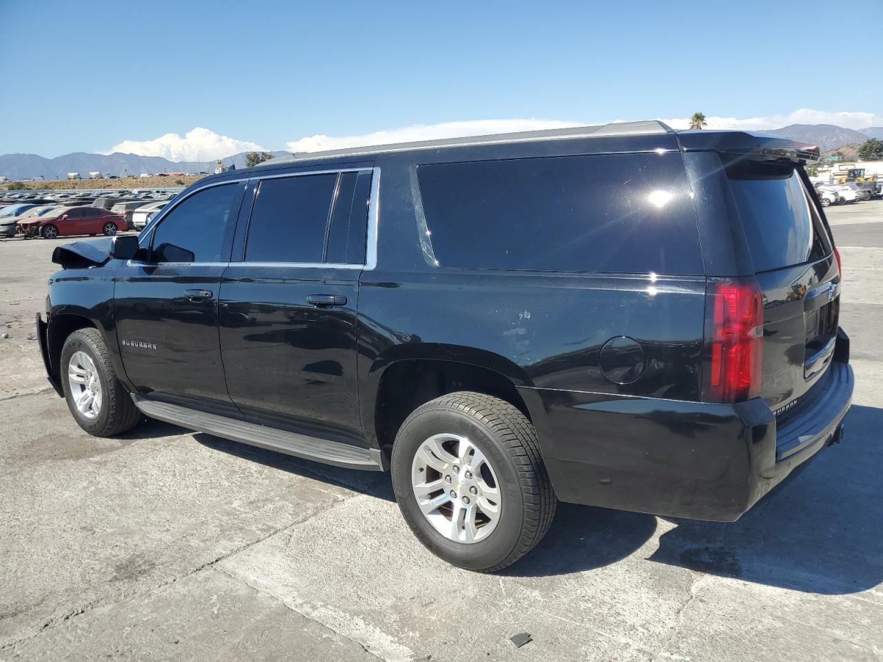 2018 Chevrolet Suburban C1500 Ls - Фото 2