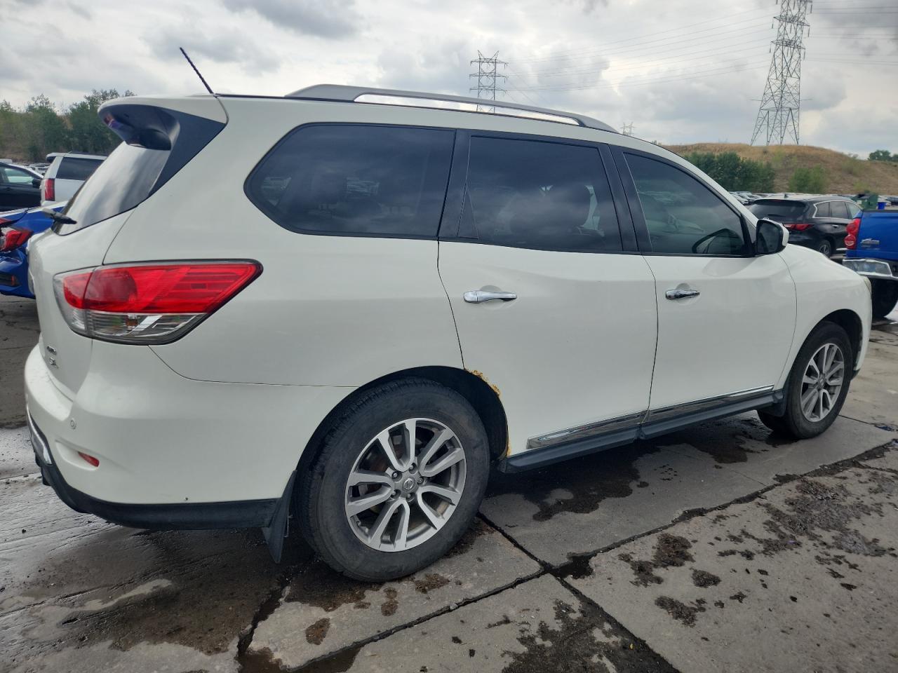 2014 Nissan Pathfinder S - Image 3